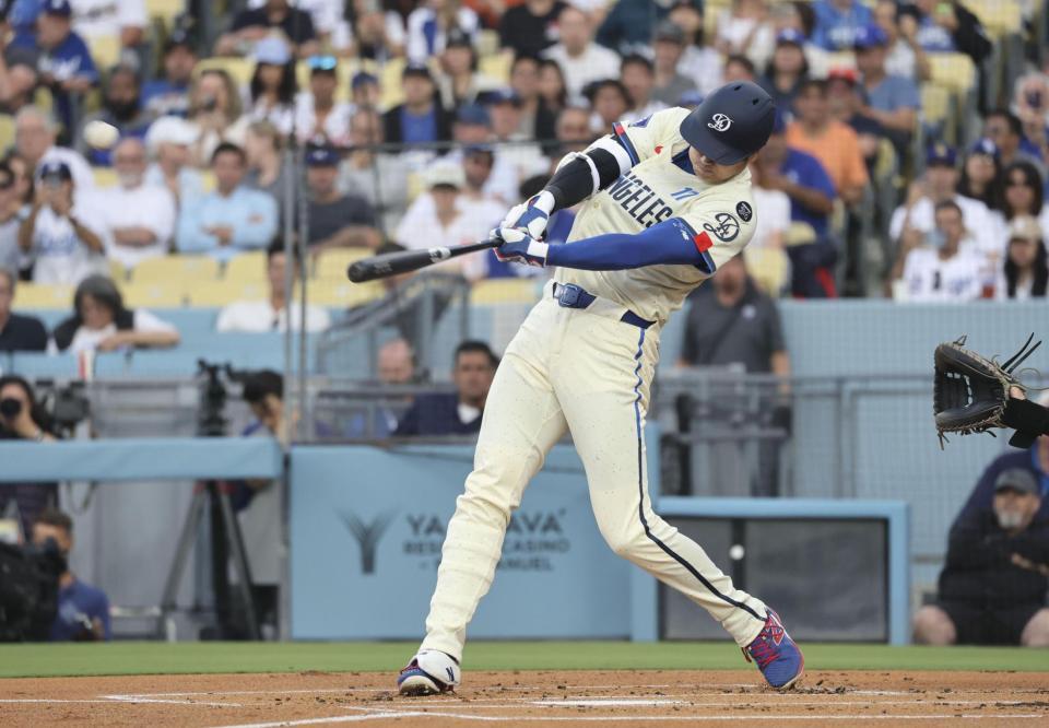 　１回、24号ソロを放つ大谷（共同）