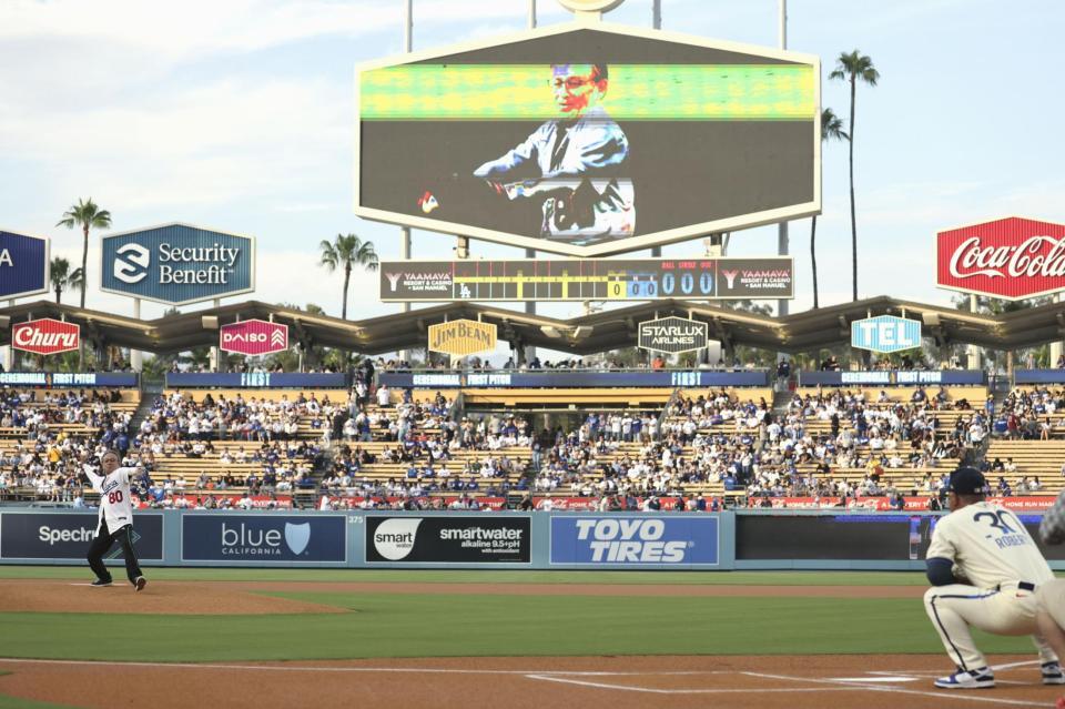 　始球式を務める沖縄県の玉城デニー知事（左）と、捕手役のロバーツ監督（共同）