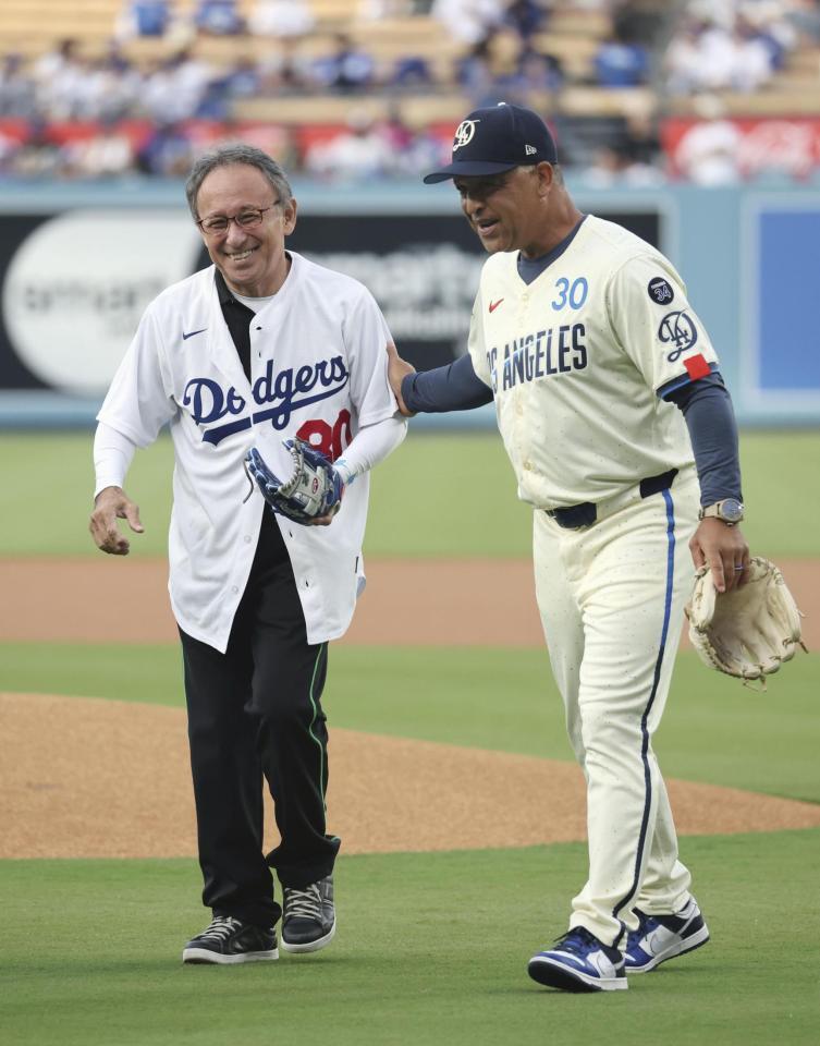 　始球式を務めた沖縄県の玉城デニー知事（左）と、捕手役のロバーツ監督（共同）