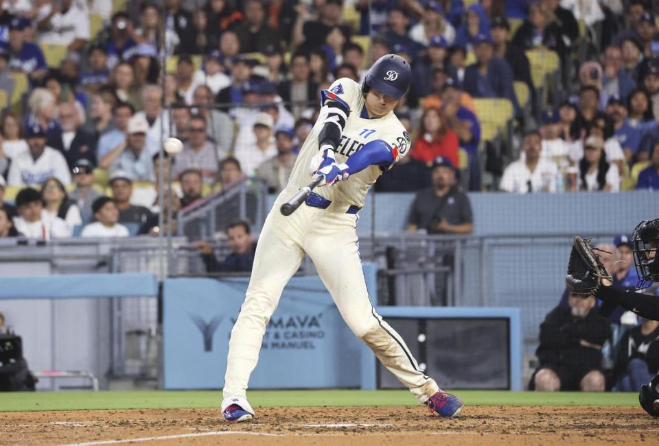 　６回、この試合２本塁打目となる25号ソロを放つ大谷。メジャー通算２５０号に到達した（共同）