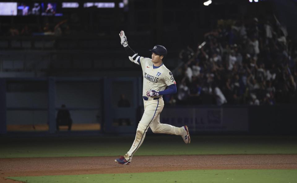 　６回、この試合２本塁打目となる25号ソロを放ち塁を回る大谷。メジャー通算２５０号に到達した（共同）