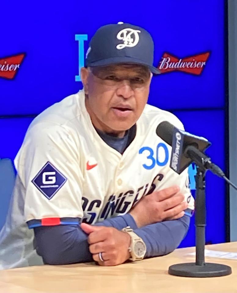 　試合後に取材に応じるロバーツ監督（撮影・小林信行）