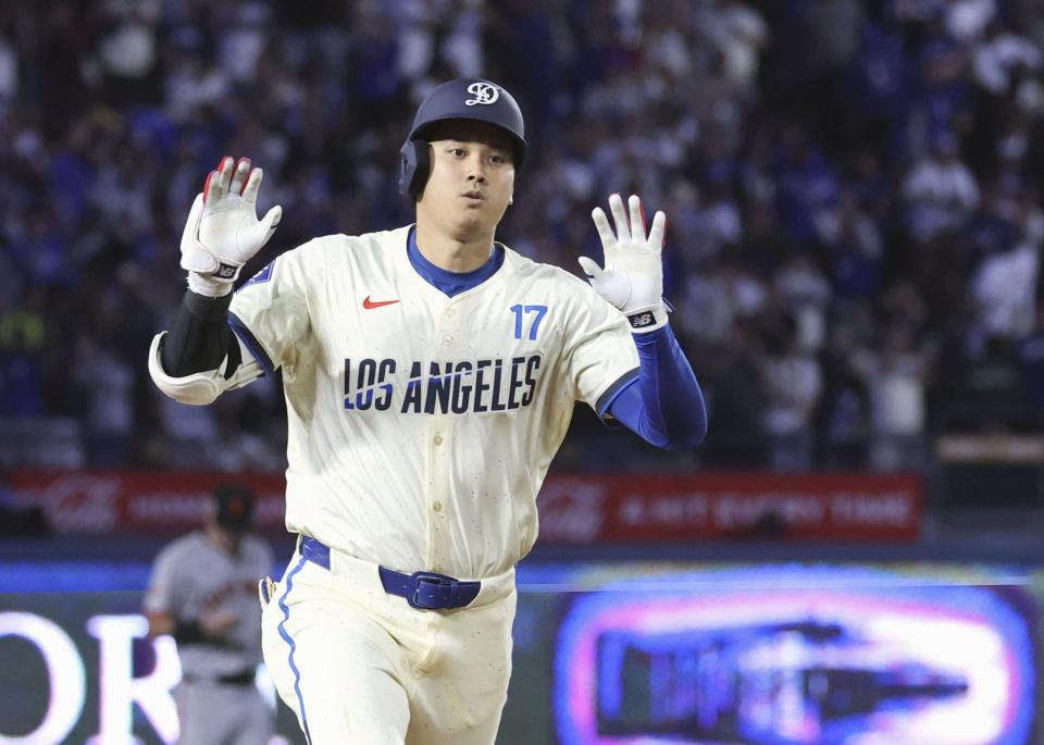 　６回、この試合２本塁打目となる25号ソロを放ち塁を回る大谷。メジャー通算２５０号に到達した（共同）