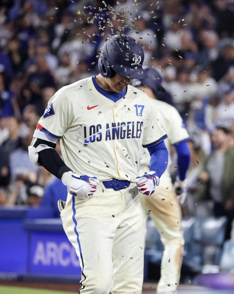 　６回、この試合２本塁打目となる25号ソロを放ち、ヒマワリの種で祝福される大谷（共同）