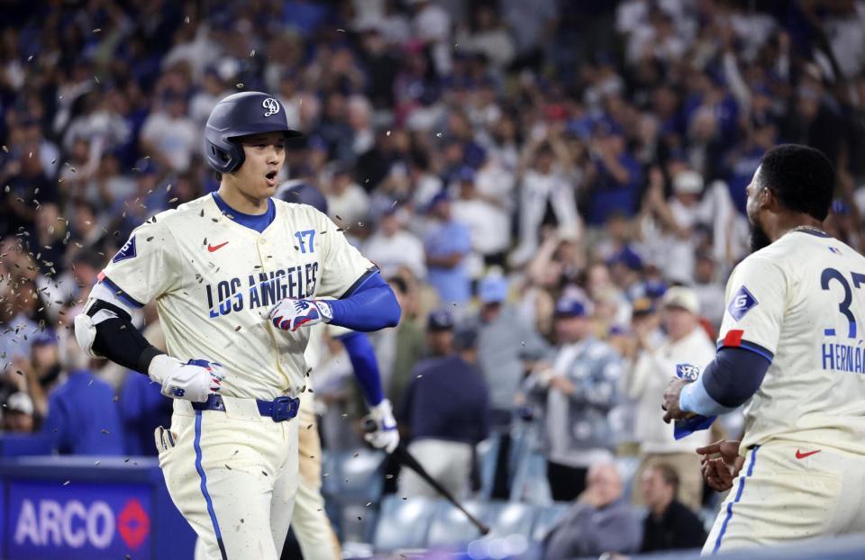 　６回、この試合２本塁打目となる２５号ソロを放ち、Ｔ・ヘルナンデス（右）に祝福される大谷（共同）