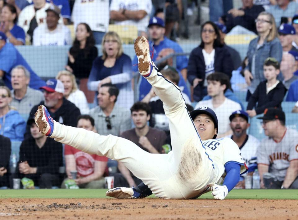 　２回、スミスの犠飛で三塁から生還した際、ひっくり返る大谷（共同）