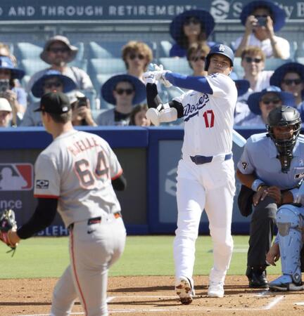 　１回、右前打を放つ大谷（共同）