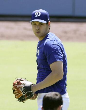 　キャッチボールする大谷（共同）