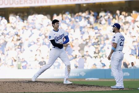 　ジャイアンツに勝利し、チームメートを迎えに行く際、マウンドに立つ大谷（共同）