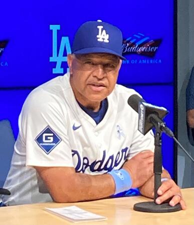 　試合後に会見するドジャース・ロバーツ監督（撮影・小林信行）