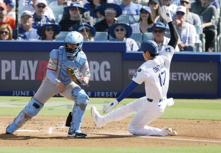 　１回、パヘスの右犠飛でタッチアップする大谷（共同）