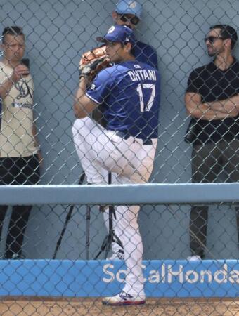 　ブルペンで投球する大谷＝14日（共同）