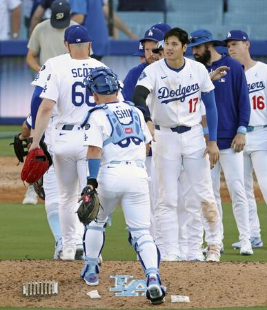 　ジャイアンツに勝利し、チームメートを迎える大谷（１７）（共同）