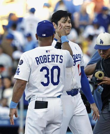 　ジャイアンツに勝利し、ロバーツ監督（３０）とタッチを交わす大谷（共同）
