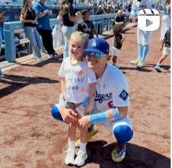 　キケと長女。キケの妻マリアンナさんのインスタグラム＠ｍａｒｉａｎａｖｉｃｅｎｔｅより