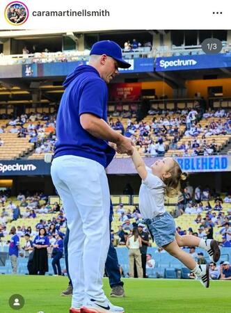 　スミスと長女シャーロットちゃん。カーラ夫人のインスタグラム＠ｃａｒａｍａｒｔｉｎｅｌｌｓｍｉｔｈより