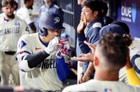 　６回、この試合２本塁打目となる２５号ソロを放ちベンチでポーズをとるドジャース・大谷。メジャー通算２５０号に到達した（共同）
