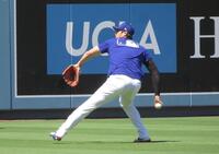 　試合前のフィールドでキャッチボールをする大谷（撮影・小林信行）