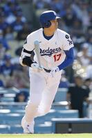 　１回、右前打を放つ大谷（共同）