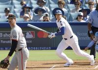 　１回、右前打を放つ大谷（共同）