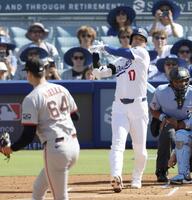 　１回、右前打を放つ大谷（共同）