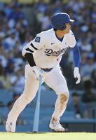 　５回、左前打を放つ大谷（共同）