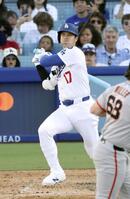 　７回、一塁内野安打で出塁する大谷（共同）