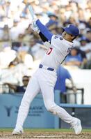 　７回、一塁内野安打を放つ大谷（共同）