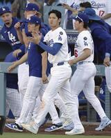 　ジャイアンツに勝利し、チームメートを迎える大谷（中央）。左は山本（共同）