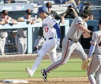 　７回、一塁内野安打を放った大谷（共同）