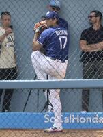 　ブルペンで投球する大谷＝14日（共同）