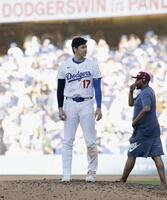 　ジャイアンツに勝利し、チームメートを迎えに行く際、マウンドに立つ大谷（共同）