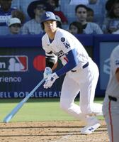 　５回、左前打を放つ大谷（共同）