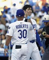 　ジャイアンツに勝利し、ロバーツ監督（３０）とタッチを交わす大谷（共同）