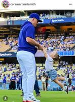 　スミスと長女シャーロットちゃん。カーラ夫人のインスタグラム＠ｃａｒａｍａｒｔｉｎｅｌｌｓｍｉｔｈより