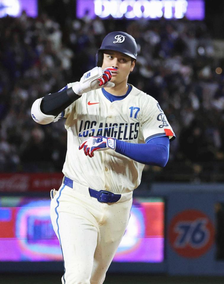 　６回、この試合２本塁打目となる２５号ソロを放ち塁を回る大谷（共同）