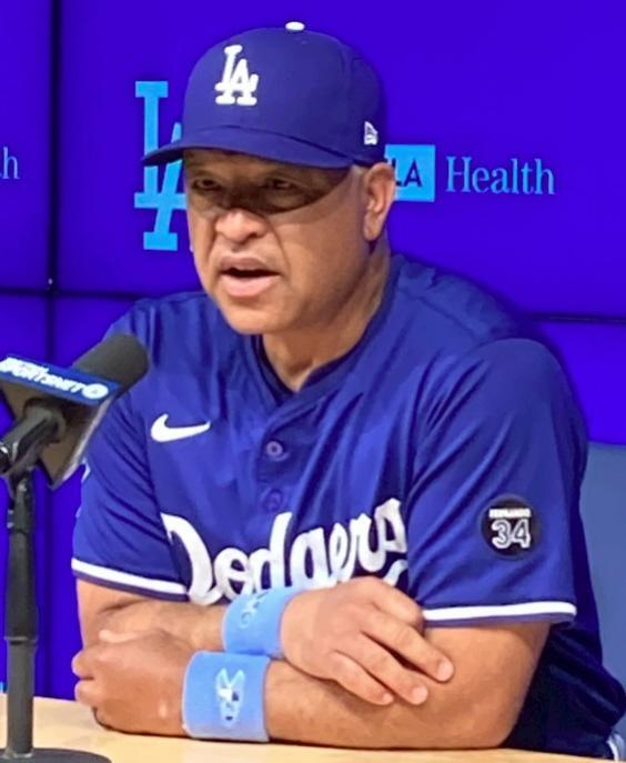 　試合前の会見で佐々木について話したロバーツ監督（撮影・小林信行）