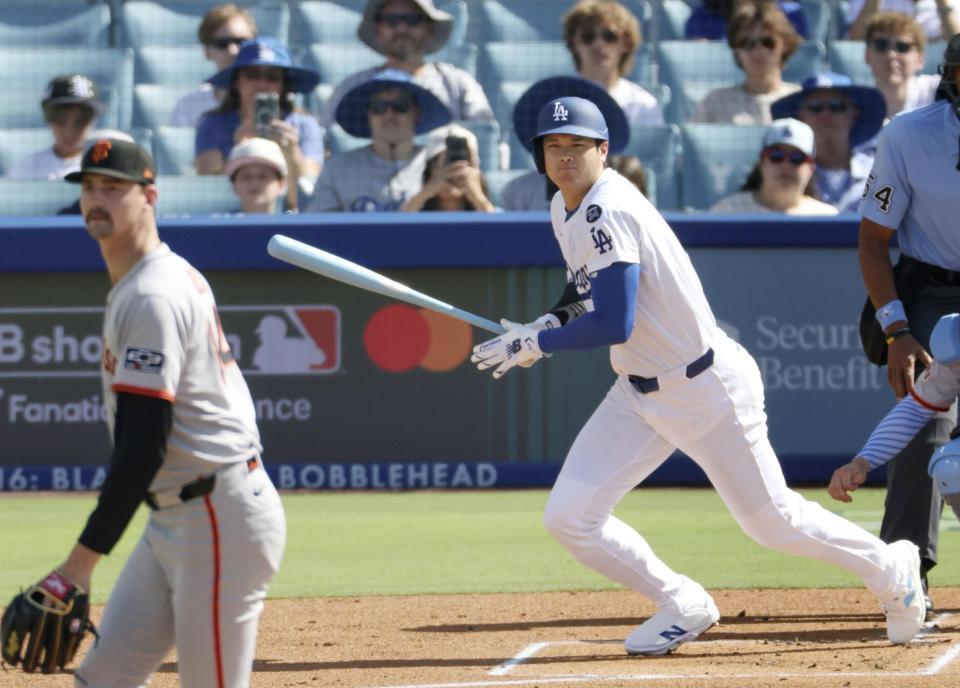 　１回、右前打を放つ大谷（共同）