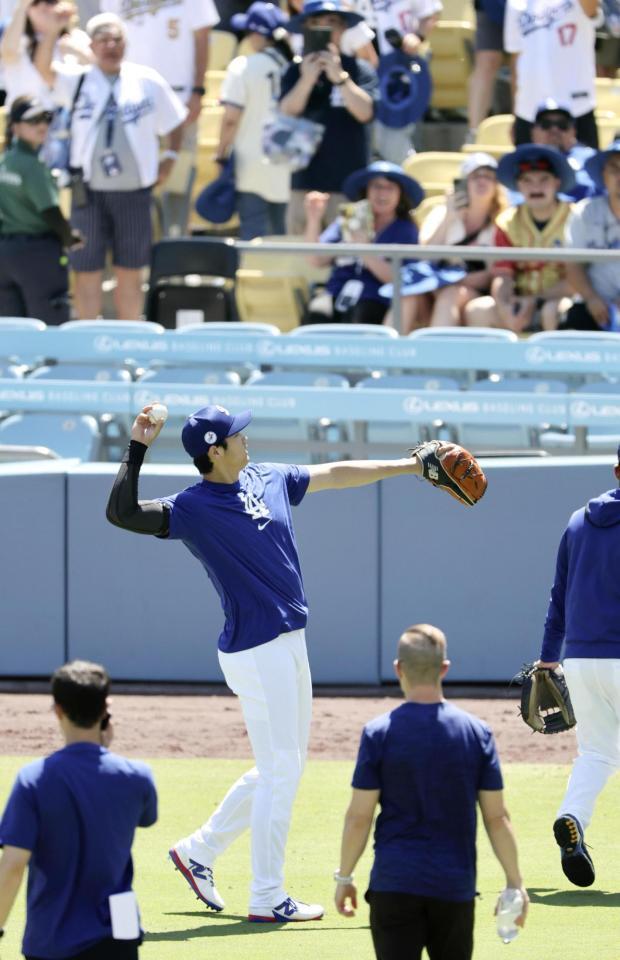 　ボールをファンに投げる大谷（共同）