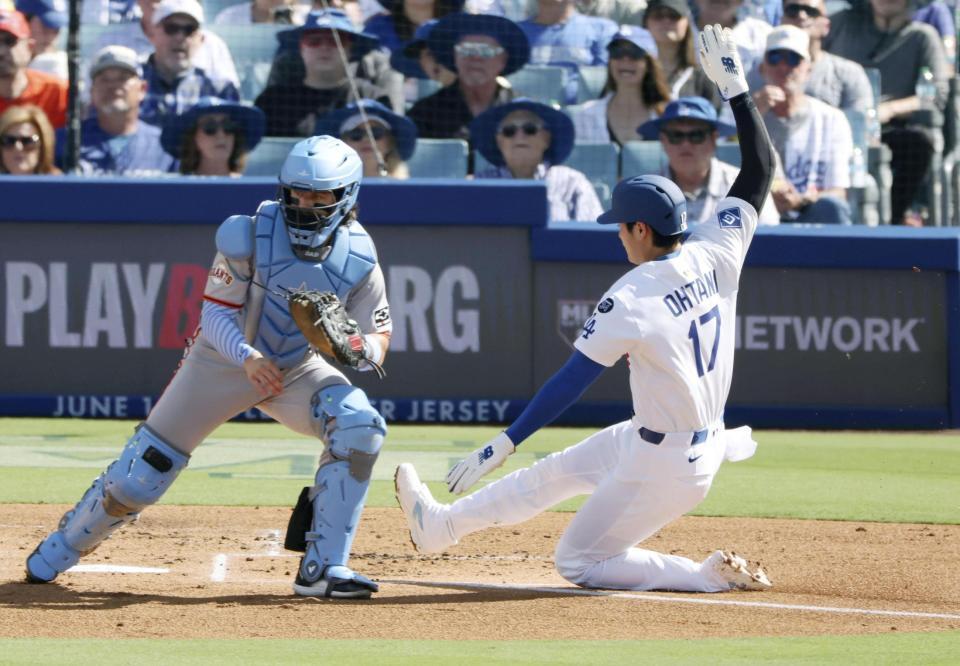 　１回、パヘスの右犠飛でタッチアップする大谷（共同）