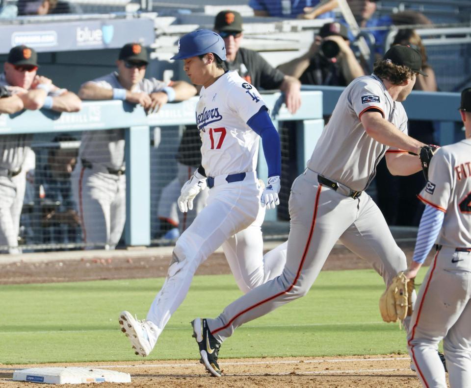 　７回、一塁内野安打を放った大谷（共同）