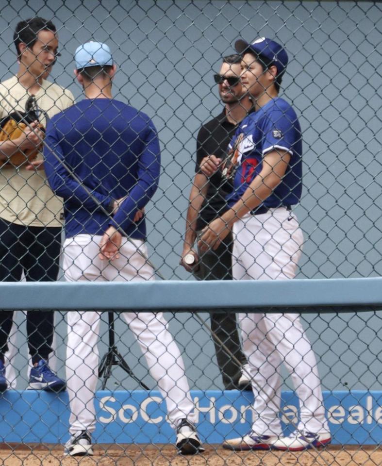 　投球練習を終え、投手コーチ（手前左）と話す大谷翔平＝14日（共同）