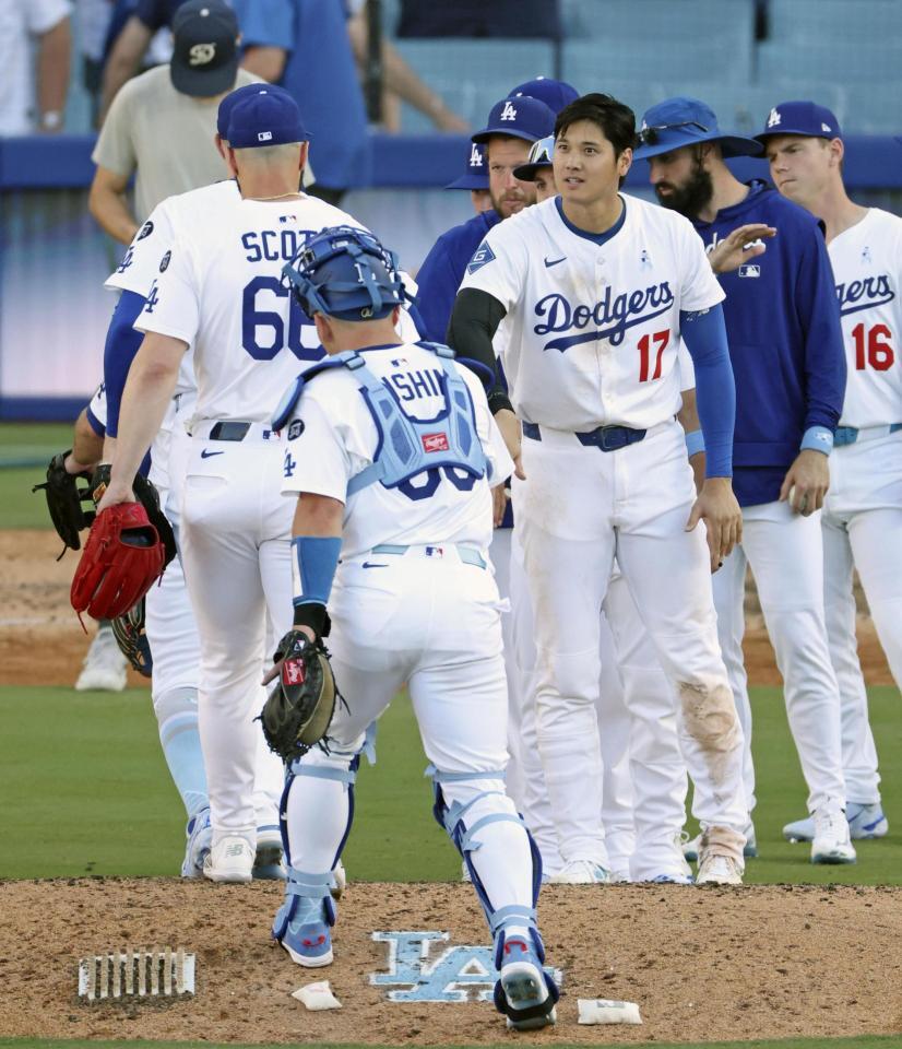 　ジャイアンツに勝利し、チームメートを迎える大谷（１７）（共同）