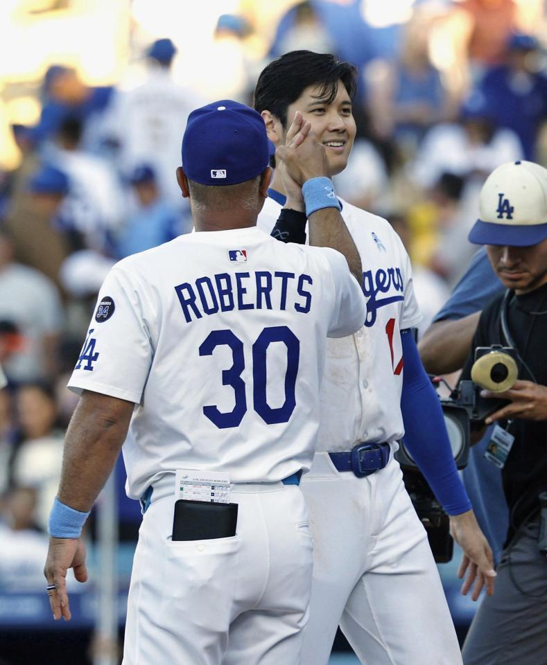 　ジャイアンツに勝利し、ロバーツ監督（３０）とタッチを交わす大谷（共同）