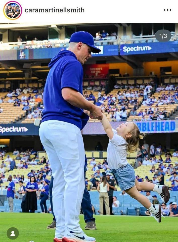 　スミスと長女シャーロットちゃん。カーラ夫人のインスタグラム＠ｃａｒａｍａｒｔｉｎｅｌｌｓｍｉｔｈより