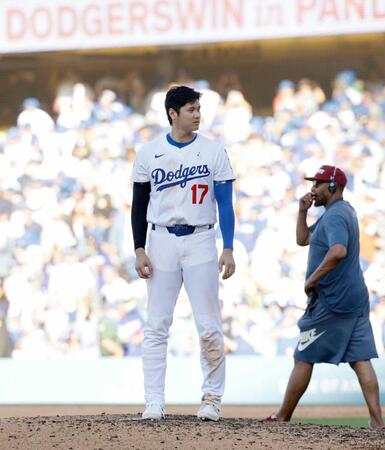 　ジャイアンツに勝利し、チームメートを迎えに行く際、マウンドに立つドジャース・大谷（共同）