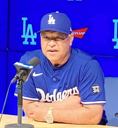 　試合前の会見で矢継ぎ早に飛んだ大谷関連の質問に答えるロバーツ監督（撮影・小林信行）