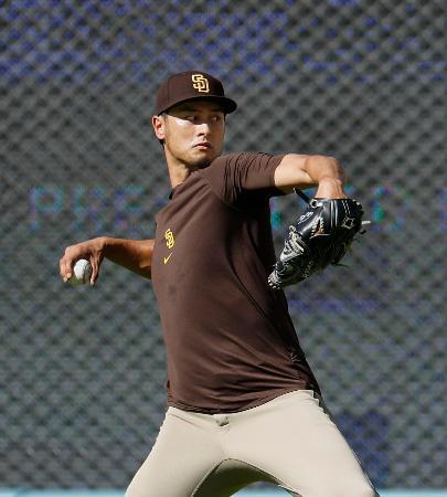 　キャッチボールするパドレスのダルビッシュ＝ロサンゼルス（共同）