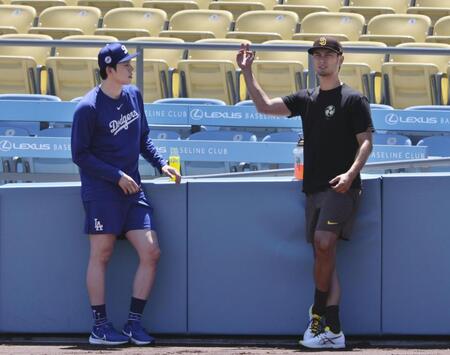 　試合前、パドレスのダルビッシュ（右）と話すドジャース・佐々木（共同）