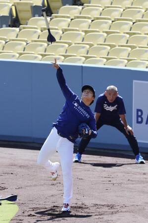 　やり投げで調整するドジャース・山本（共同）